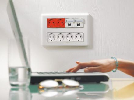 Legrand 077254 socket 4-way Schuko 45° 8-module white Mosaic, (white)